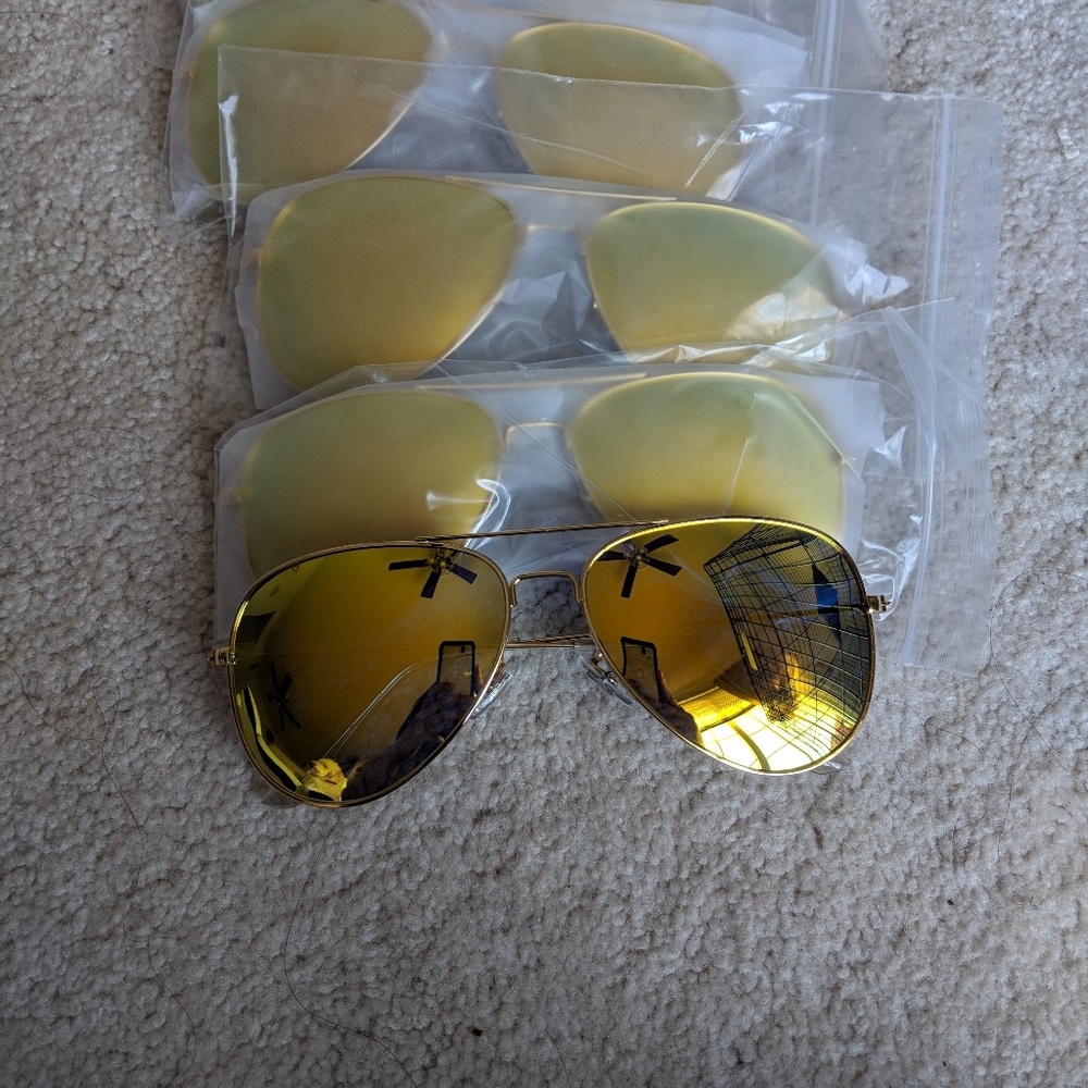 Gold tone polarized sunglasses. per piece 😍